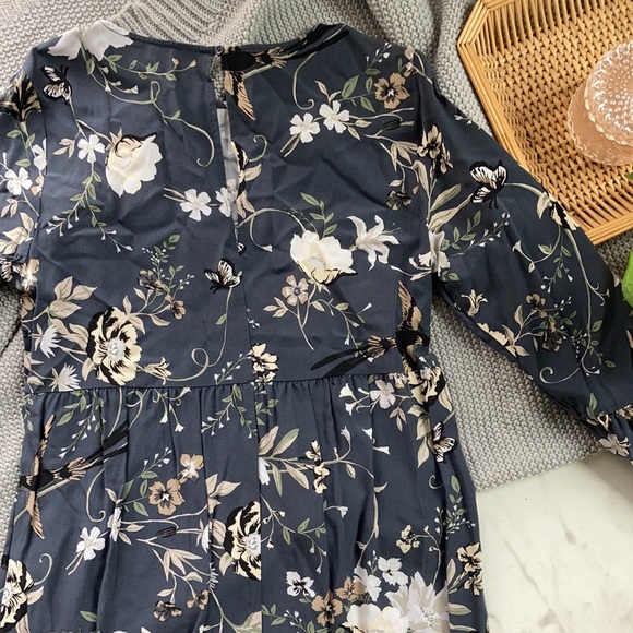 Old Navy Slight Bell Sleeve Shift Dress - Picture 5 of 5